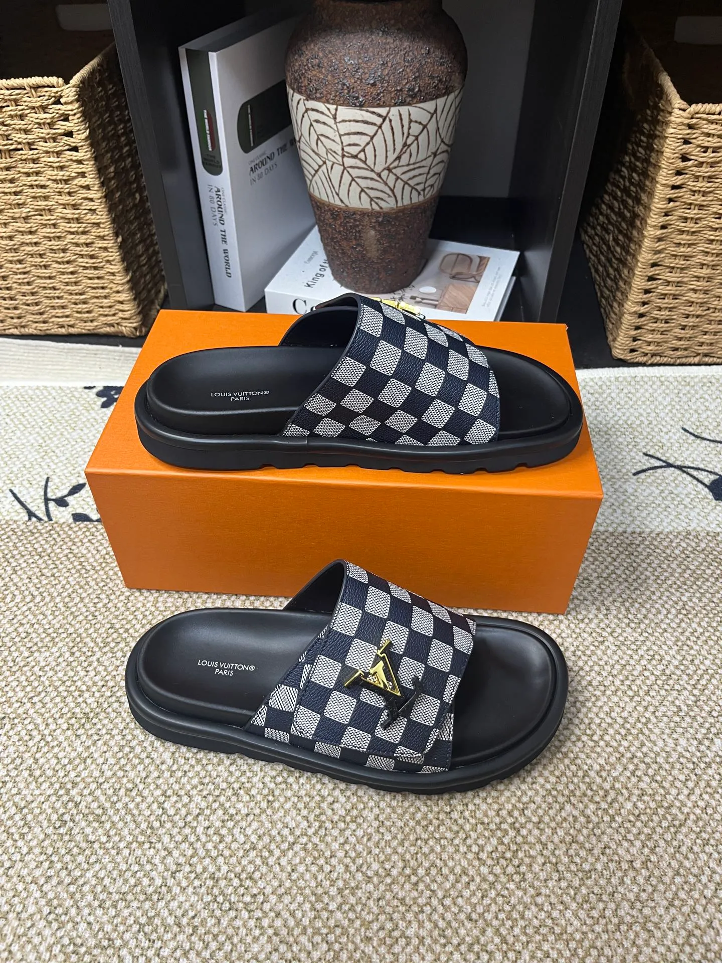 P340 [New Style] [LOUIS VUITTON] Louis Vuitton, LV printing, men's and women's slippers are now on the market, packed in drawer boxes with cloth bags and cards, the upper pattern looks very soft and waxy, and is a super versatile leg slimming tool. Fabric: imported denim/canvas/old fabric, LV hardware LOGO, official website pattern printing, comfortable to wear, feet: high-elastic PU water table. Sole: foam sole, heel height: about 5cm. Code number: 35-46, 35, 45, 46 are custom-made and non-returnable. Color: multiple colors and styles available.